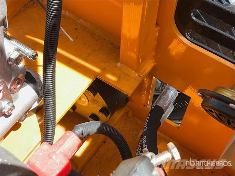 SDLOOL 323TZD Mini Minicargador (Sin Usar) / Skid  لوادر انزلاقية التوجيه