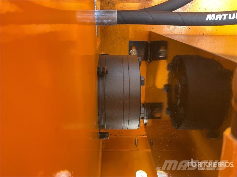  SDLOOL 323TZD Mini Minicargador (Sin Usar) / Skid  لوادر انزلاقية التوجيه