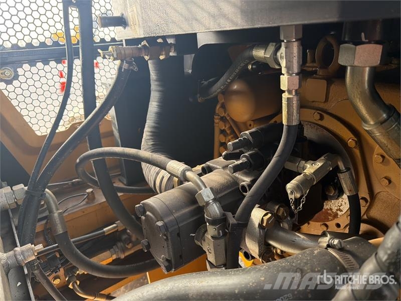 SEM 922F Motoconformadora (Sin Usar) / Motor Grader (U Grejdery