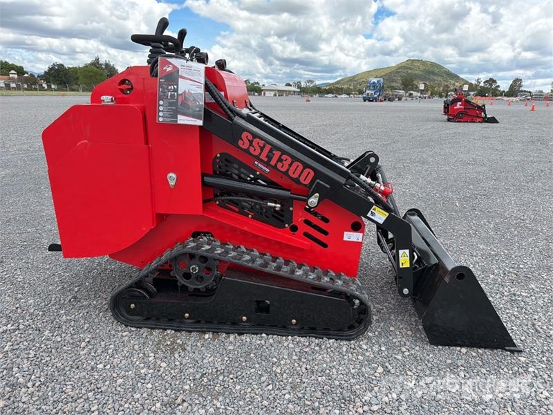  SSL1300-RED Mini Minicargador (Sin Usar) / Mini Co لوادر انزلاقية التوجيه