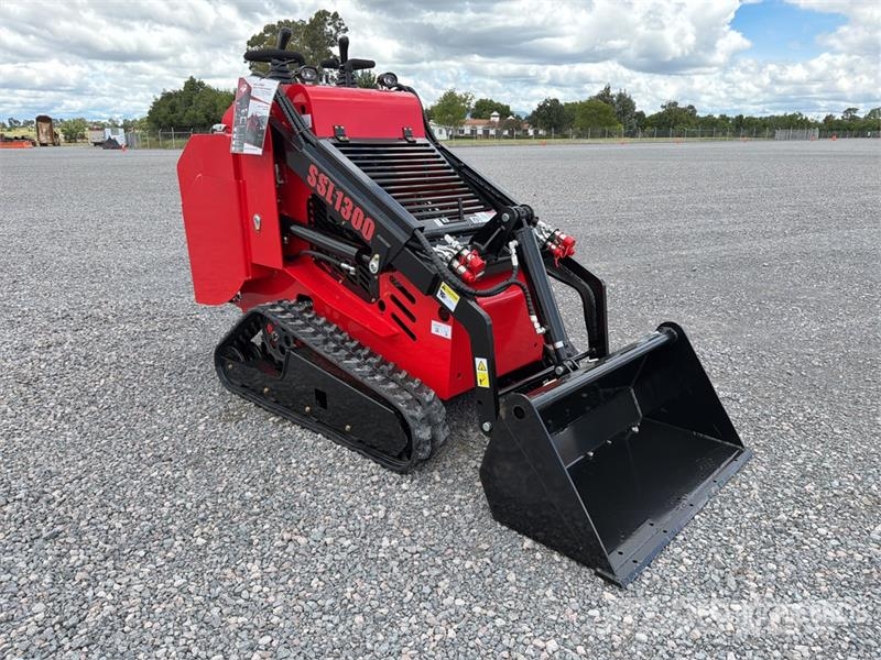  SSL1300-RED Mini Minicargador (Sin Usar) / Mini Co لوادر انزلاقية التوجيه