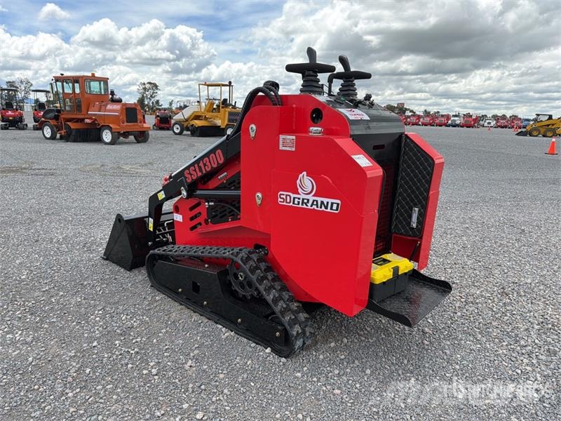  SSL1300-RED Mini Minicargador (Sin Usar) / Mini Co لوادر انزلاقية التوجيه