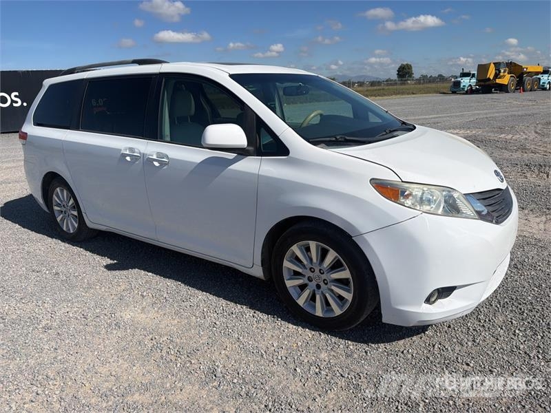 Toyota Sienna Camioneta / Minivan Cars