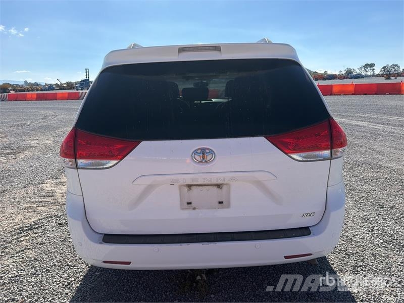 Toyota Sienna Camioneta / Minivan Kistehergépjárművek