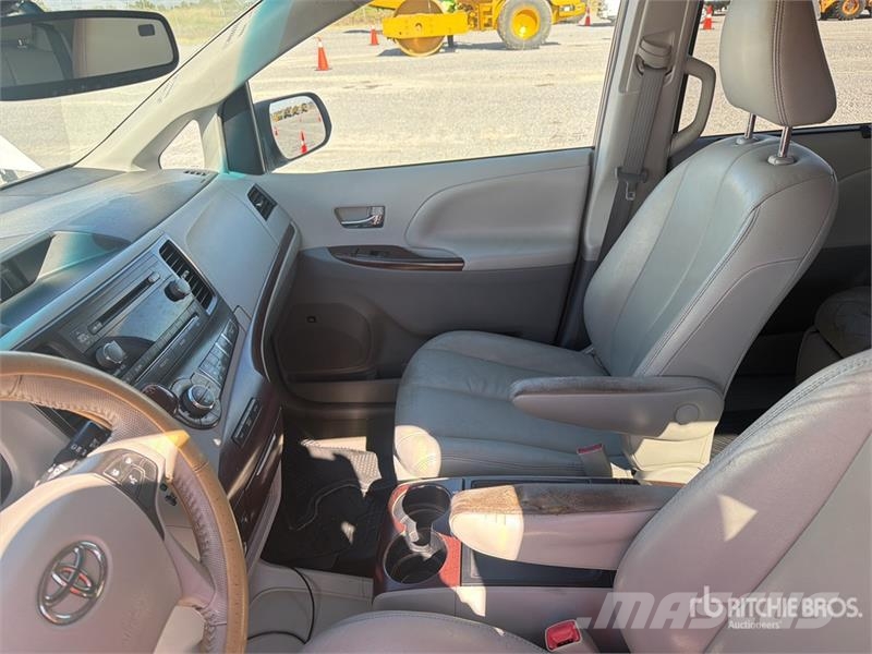 Toyota Sienna Camioneta / Minivan Kistehergépjárművek