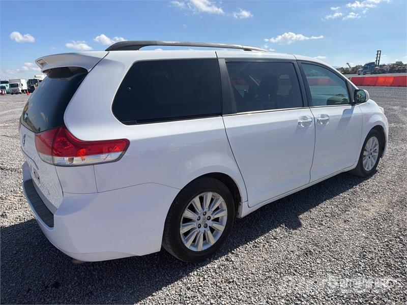 Toyota Sienna Camioneta / Minivan Cars