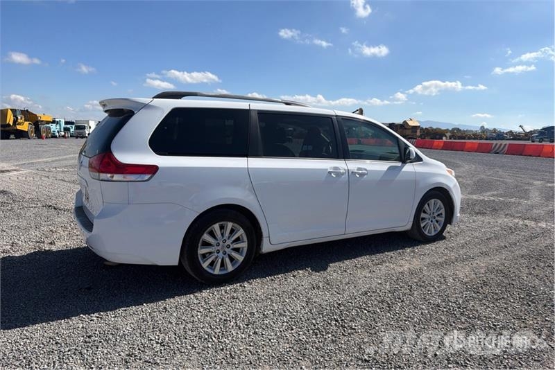 Toyota Sienna Camioneta / Minivan Kistehergépjárművek