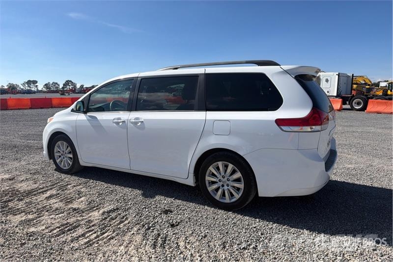 Toyota Sienna Camioneta / Minivan Kistehergépjárművek
