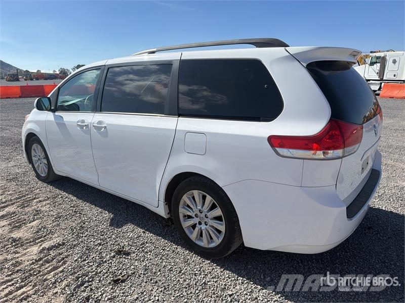 Toyota Sienna Camioneta / Minivan Cars