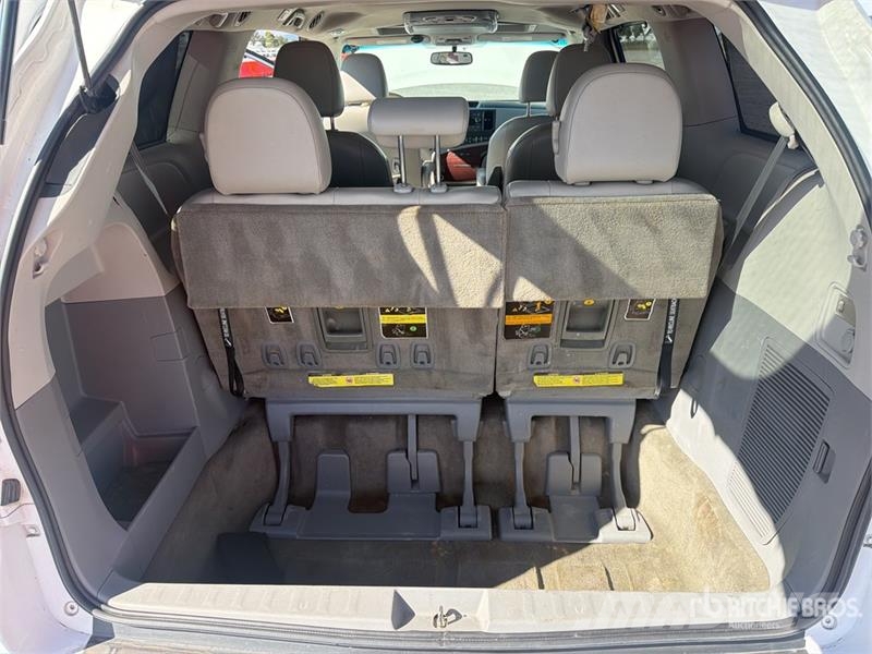 Toyota Sienna Camioneta / Minivan Kistehergépjárművek