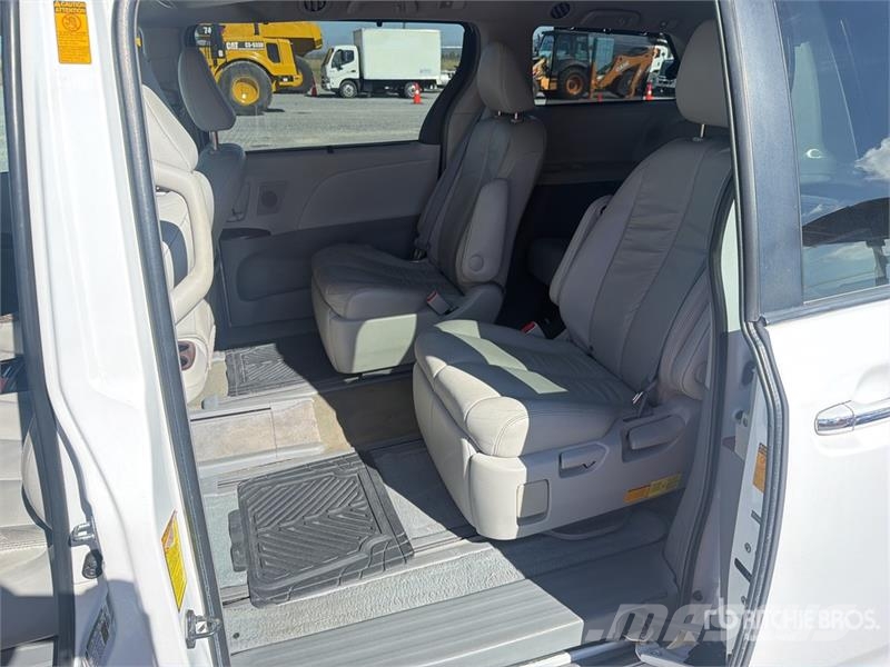 Toyota Sienna Camioneta / Minivan Kistehergépjárművek