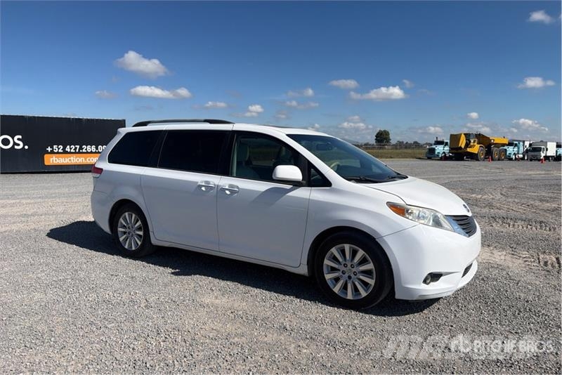 Toyota Sienna Camioneta / Minivan Kistehergépjárművek