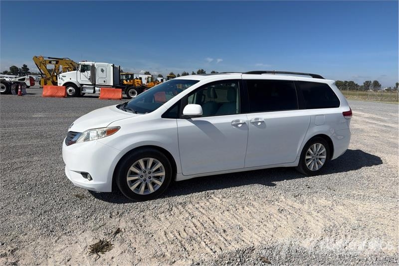 Toyota Sienna Camioneta / Minivan Kistehergépjárművek