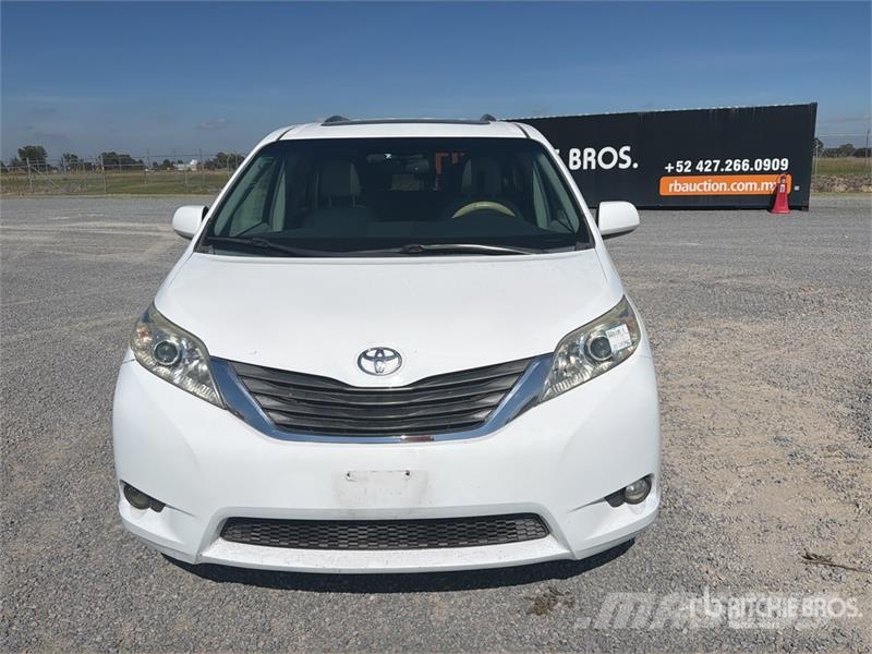 Toyota Sienna Camioneta / Minivan Kistehergépjárművek