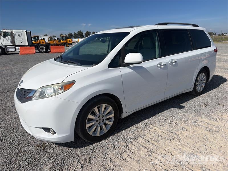 Toyota Sienna Camioneta / Minivan Kistehergépjárművek
