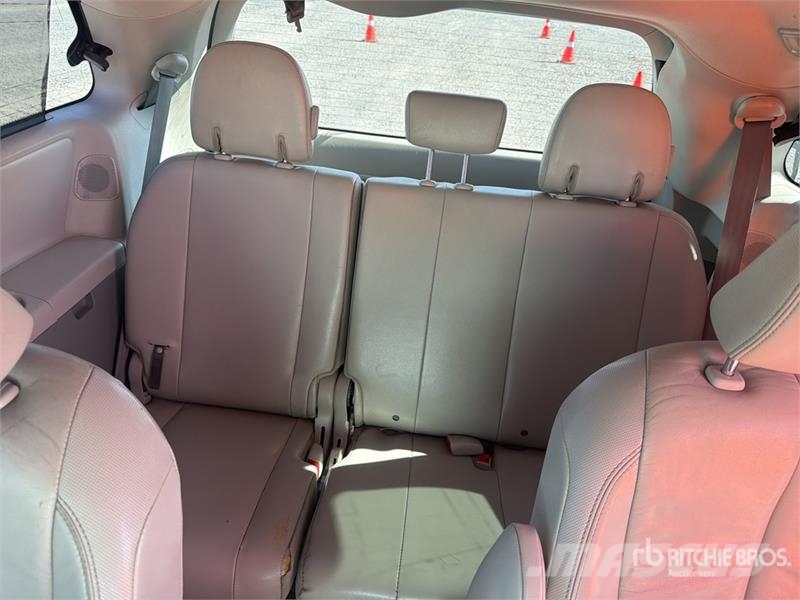 Toyota Sienna Camioneta / Minivan Kistehergépjárművek