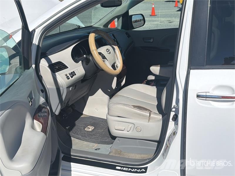 Toyota Sienna Camioneta / Minivan Kistehergépjárművek