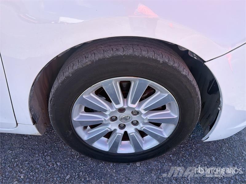 Toyota Sienna Camioneta / Minivan Kistehergépjárművek