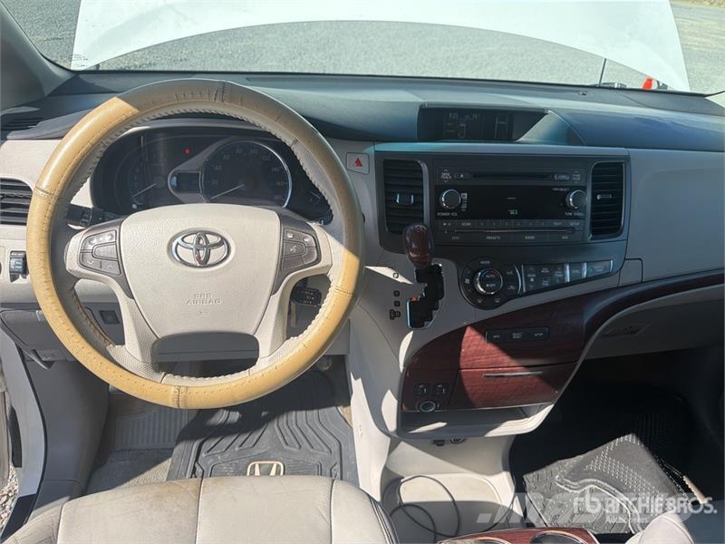 Toyota Sienna Camioneta / Minivan Kistehergépjárművek