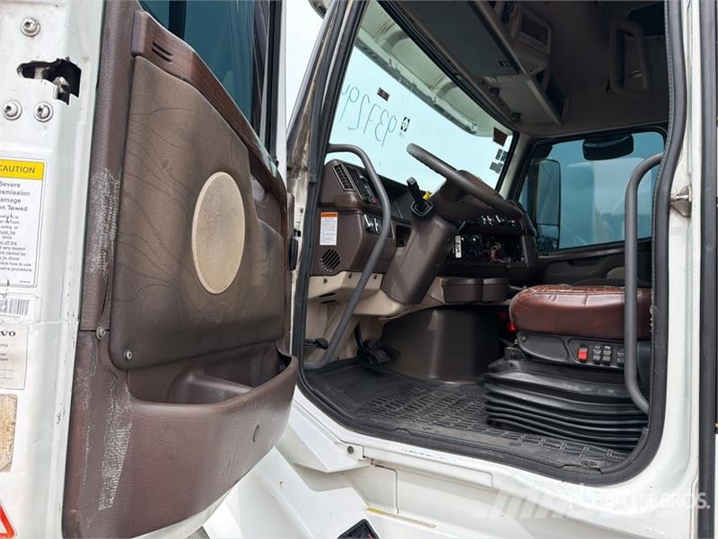 Volvo VNL 64T 630 6x4 Tractocamion con Dormitorio / T/A Tegljači