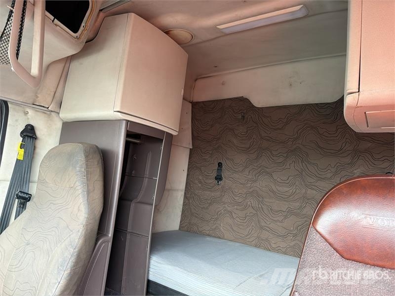 Volvo VNL 64T 630 6x4 Tractocamion con Dormitorio / T/A Tegljači