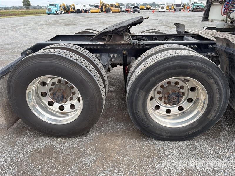 Volvo VNL 64T 630 6x4 Tractocamion con Dormitorio / T/A Truck Tractor Units
