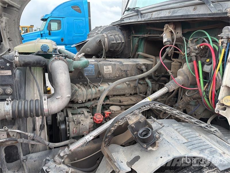 Volvo VNL 64T 630 6x4 Tractocamion con Dormitorio / T/A Ťahače