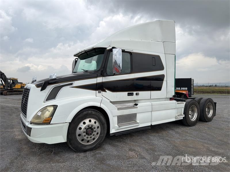 Volvo VNL 64T 630 6x4 Tractocamion con Dormitorio / T/A Ťahače