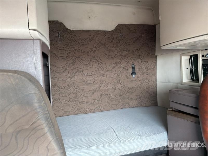 Volvo VNL 64T 630 6x4 Tractocamion con Dormitorio / T/A Tegljači