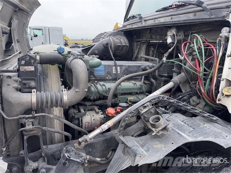 Volvo VNL 64T 630 6x4 Tractocamion con Dormitorio / T/A Tegljači