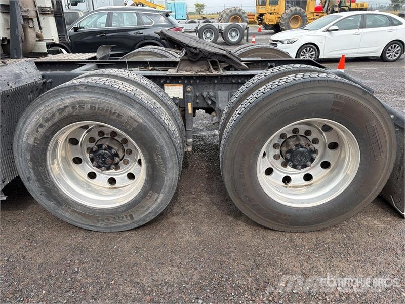 Volvo VNL 64T 630 6x4 Tractocamion con Dormitorio / T/A Tegljači