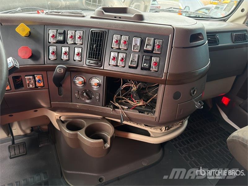 Volvo VNL 64T 630 6x4 Tractocamion con Dormitorio / T/A Tegljači