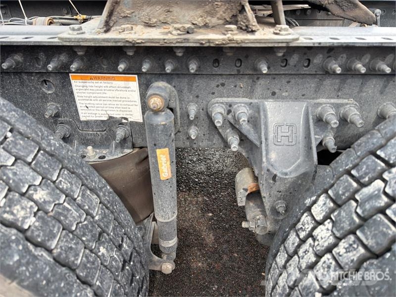 Volvo VNL 64T 630 6x4 Tractocamion con Dormitorio / T/A Tegljači