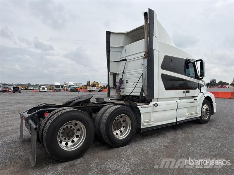 Volvo VNL 64T 630 6x4 Tractocamion con Dormitorio / T/A Truck Tractor Units