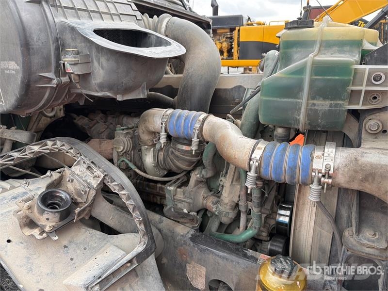Volvo VNL 64T 630 6x4 Tractocamion con Dormitorio / T/A Ťahače