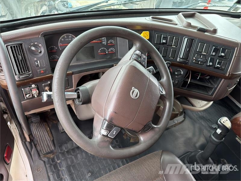 Volvo VNL 64T 630 6x4 Tractocamion con Dormitorio / T/A Ťahače