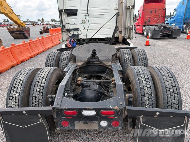 Volvo VNL 64T 630 6x4 Tractocamion con Dormitorio / T/A Ťahače