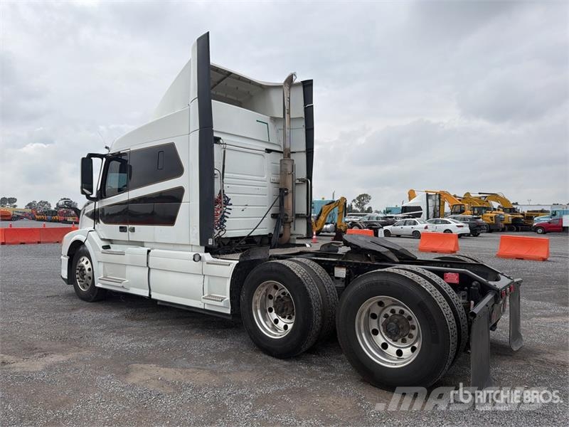 Volvo VNL 64T 630 6x4 Tractocamion con Dormitorio / T/A Truck Tractor Units