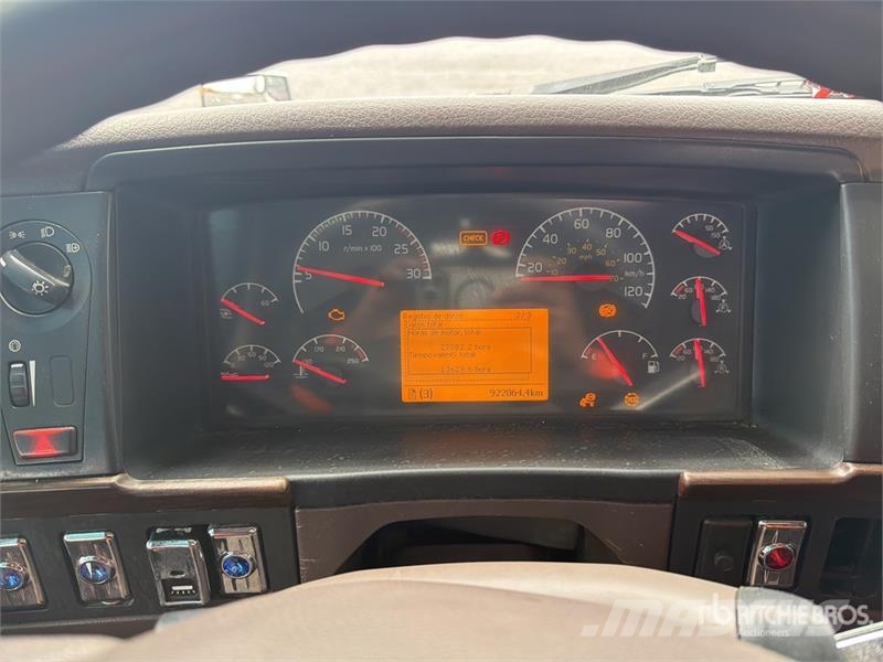 Volvo VNL 64T 630 6x4 Tractocamion con Dormitorio / T/A Tegljači