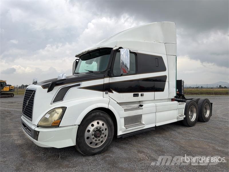 Volvo VNL 64T 630 6x4 Tractocamion con Dormitorio / T/A Ťahače