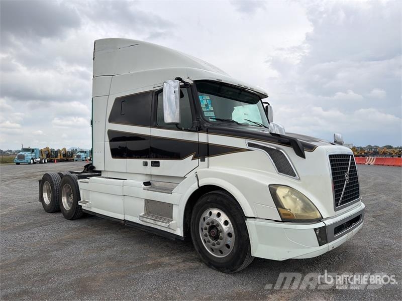 Volvo VNL 64T 630 6x4 Tractocamion con Dormitorio / T/A Ťahače