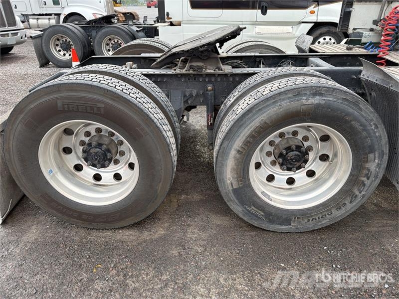 Volvo VNL 64T 630 6x4 Tractocamion con Dormitorio / T/A Tegljači