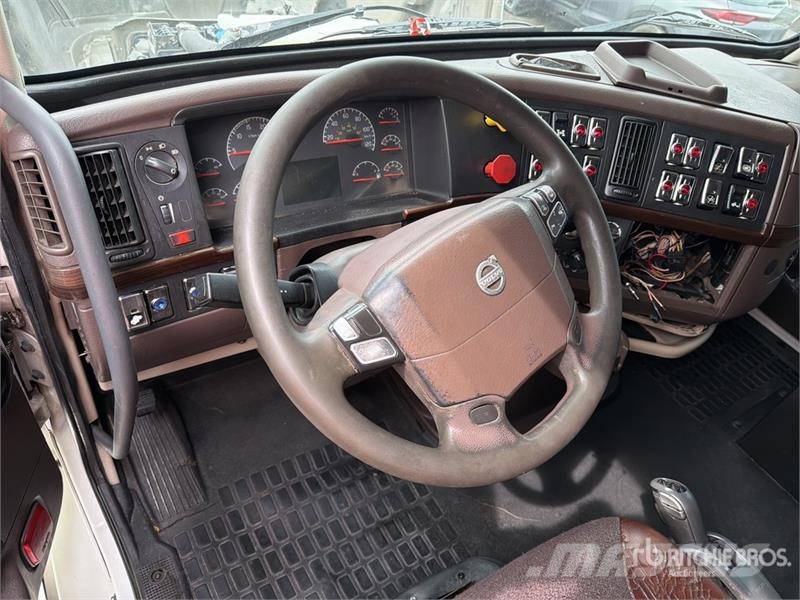 Volvo VNL 64T 630 6x4 Tractocamion con Dormitorio / T/A Tegljači