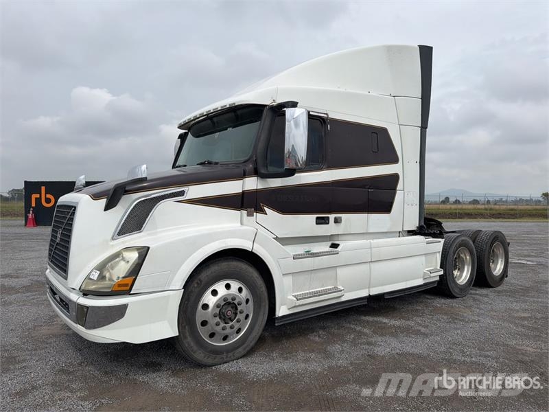 Volvo VNL 64T 630 6x4 Tractocamion con Dormitorio / T/A Tegljači