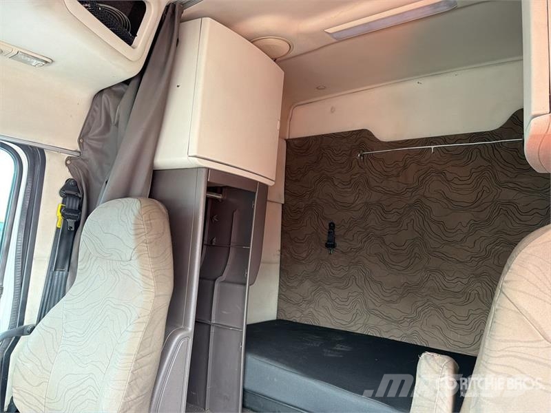 Volvo VNL 64T 630 6x4 Tractocamion con Dormitorio / T/A Truck Tractor Units