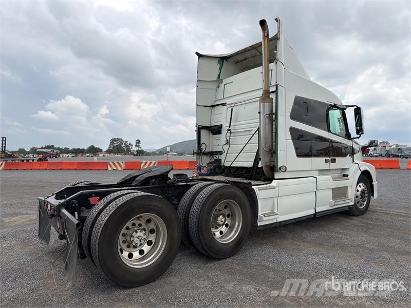 Volvo VNL 64T 630 6x4 Tractocamion con Dormitorio / T/A Ťahače