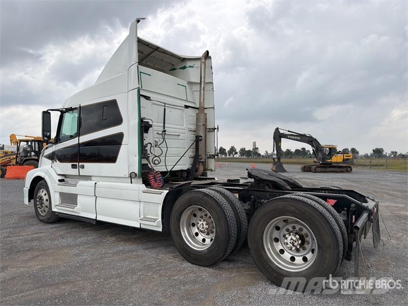 Volvo VNL 64T 630 6x4 Tractocamion con Dormitorio / T/A Ťahače