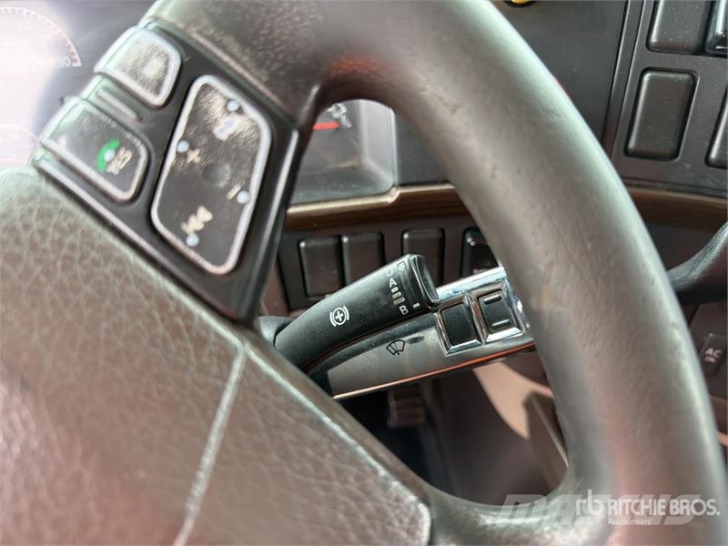 Volvo VNL 64T 630 6x4 Tractocamion con Dormitorio / T/A Ťahače