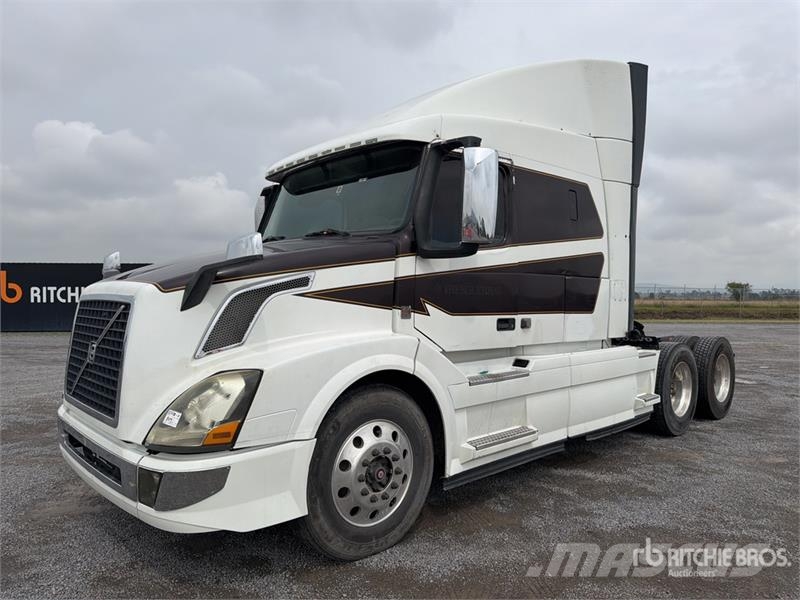 Volvo VNL 64T 630 6x4 Tractocamion con Dormitorio / T/A Tegljači