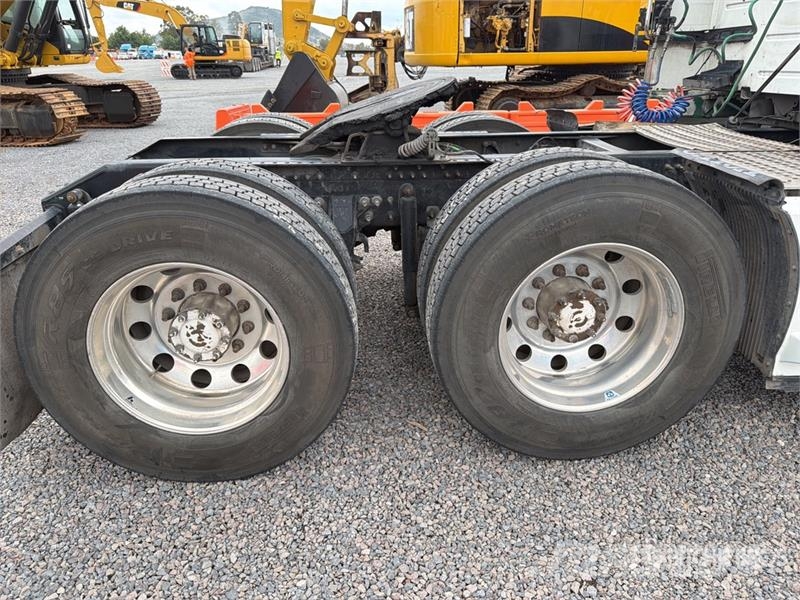 Volvo VNL 64T 630 6x4 Tractocamion con Dormitorio / T/A Ťahače